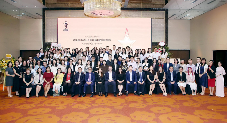 Sự kiện trao bằng, chứng chỉ, danh vị cho các hội viên – học viên của ICAEW được tổ chức tại Hà Nội Sự kiện trao bằng, chứng chỉ, danh vị cho các hội viên – học viên của ICAEW được tổ chức tại Hà Nội