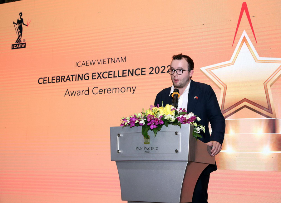 Ông Harry Rawicz-Szczerbo, Trưởng Ban Thương mại và Đầu tư của Đại sứ quán Anh tại Hà Nội phát biểu tại sự kiện Ông Harry Rawicz-Szczerbo, Trưởng Ban Thương mại và Đầu tư của Đại sứ quán Anh tại Hà Nội phát biểu tại sự kiện