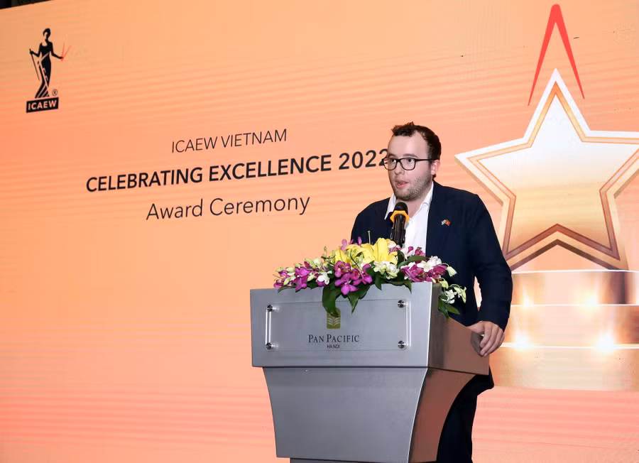 Ông Harry Rawicz-Szczerbo, Trưởng Ban Thương mại và Đầu tư của Đại sứ quán Anh tại Hà Nội phát biểu tại sự kiện