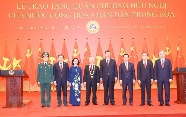 Tổng Bí thư, Chủ tịch Trung Quốc Tập Cận Bình và Tổng Bí thư Nguyễn Phú Trọng chụp ảnh chung với các thành viên Đoàn đại biểu cấp cao Việt Nam tại buổi lễ. (Ảnh: Trí Dũng/TTXVN)