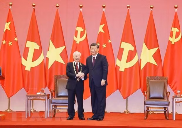 Tổng Bí thư, Chủ tịch Trung Quốc Tập Cận Bình trao Huân chương Hữu nghị tặng Tổng Bí thư Nguyễn Phú Trọng. (Ảnh: Trí Dũng/TTXVN)