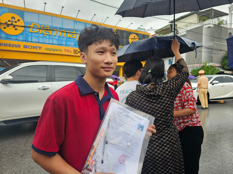 Thí sinh Quách Công Vinh, trường THPT Dân tộc nội trú tỉnh Thanh Hoá chia sẻ, đề khá "dễ thở", em tự tin được điểm khá. Thí sinh Quách Công Vinh, trường THPT Dân tộc nội trú tỉnh Thanh Hoá chia sẻ, đề khá "dễ thở", em tự tin được điểm khá.