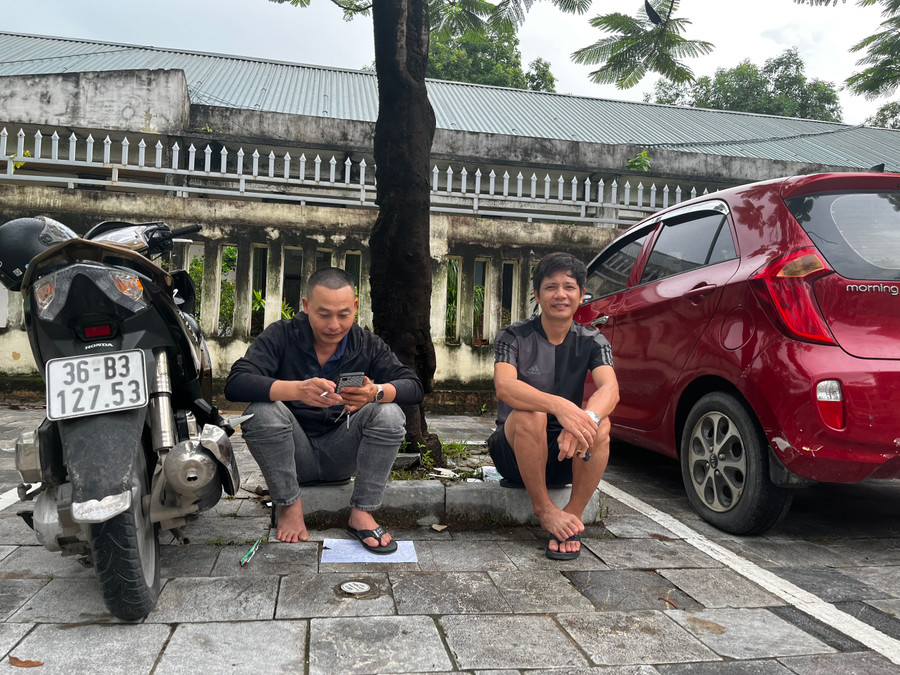 Anh Phạm Như Hùng (phường Quảng Hưng, TP Thanh Hoá) (bìa phải) cho biết: "Anh đang chờ cháu ruột thi. Bố cháu mất sớm nên anh sẽ đồng hành cùng cháu cho đến môn thi cuối cùng". Anh Phạm Như Hùng (phường Quảng Hưng, TP Thanh Hoá) (bìa phải) cho biết: "Anh đang chờ cháu ruột thi. Bố cháu mất sớm nên anh sẽ đồng hành cùng cháu cho đến môn thi cuối cùng".