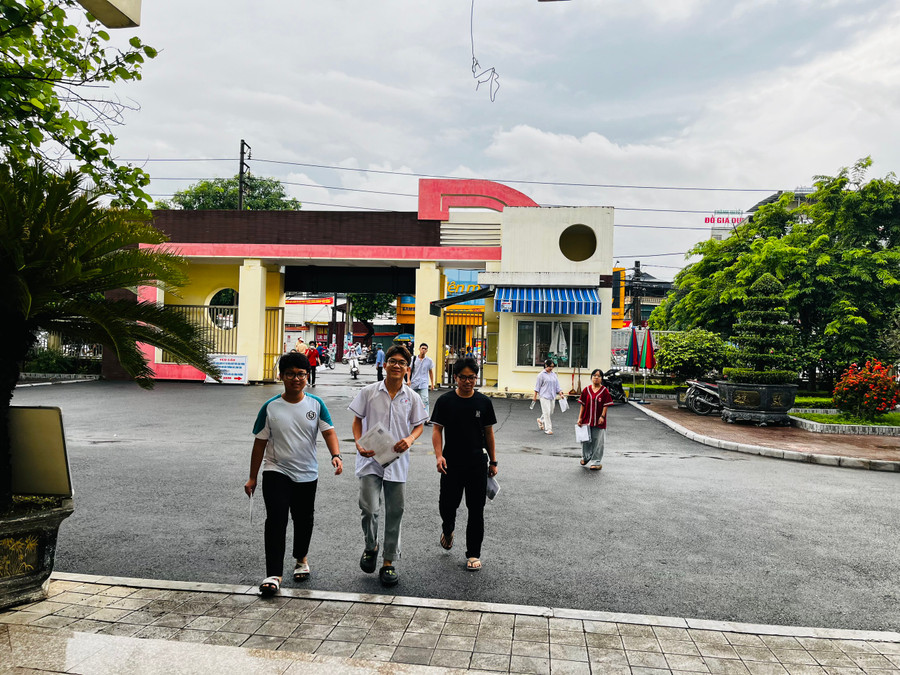 Thí sinh tại Thanh Hoá đến điểm thi khá sớm.