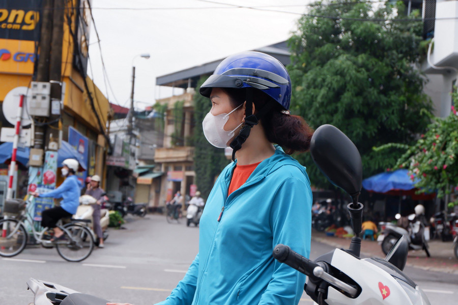 Dù nhà ở không xa điểm thi nhưng vì sốt ruột nên nhiều phụ huynh không về mà ở lại điểm thi chờ con. Dù nhà ở không xa điểm thi nhưng vì sốt ruột nên nhiều phụ huynh không về mà ở lại điểm thi chờ con.