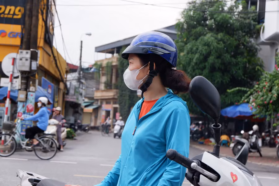 Dù nhà ở không xa điểm thi nhưng vì sốt ruột nên nhiều phụ huynh không về mà ở lại điểm thi chờ con.