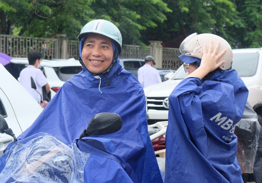 Thời tiết tại Thanh Hoá có mưa khiến thí sinh di chuyển khá vất vả. Thời tiết tại Thanh Hoá có mưa khiến thí sinh di chuyển khá vất vả.