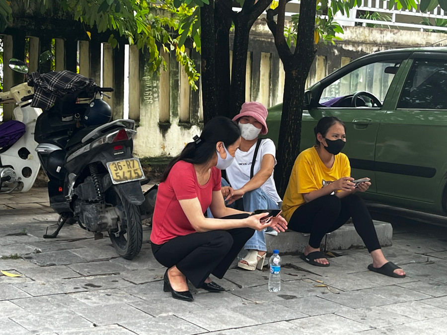 Chờ con ở điểm thi Trường THPT chuyên Lam Sơn, chị Nguyễn Thị Hoà (thị trấn Bút Sơn, huyện Hoằng Hoá) cùng hai phụ huynh khác đang tranh thủ trao đổi bên ngoài cổng trường thi. Chờ con ở điểm thi Trường THPT chuyên Lam Sơn, chị Nguyễn Thị Hoà (thị trấn Bút Sơn, huyện Hoằng Hoá) cùng hai phụ huynh khác đang tranh thủ trao đổi bên ngoài cổng trường thi.