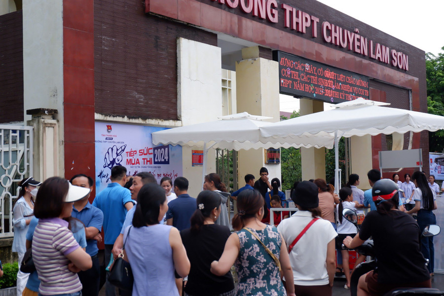 Đồng hành cùng các sĩ tử là những người làm cha, làm mẹ. Họ đứng ngồi không yên, ngóng con thi bên trong. Ghi nhận ở một số điểm thi tại TP Thanh Hoá, rất nhiều phụ huynh lo lắng, gác lại công việc để đến điểm thi chờ con. Đồng hành cùng các sĩ tử là những người làm cha, làm mẹ. Họ đứng ngồi không yên, ngóng con thi bên trong. Ghi nhận ở một số điểm thi tại TP Thanh Hoá, rất nhiều phụ huynh lo lắng, gác lại công việc để đến điểm thi chờ con.