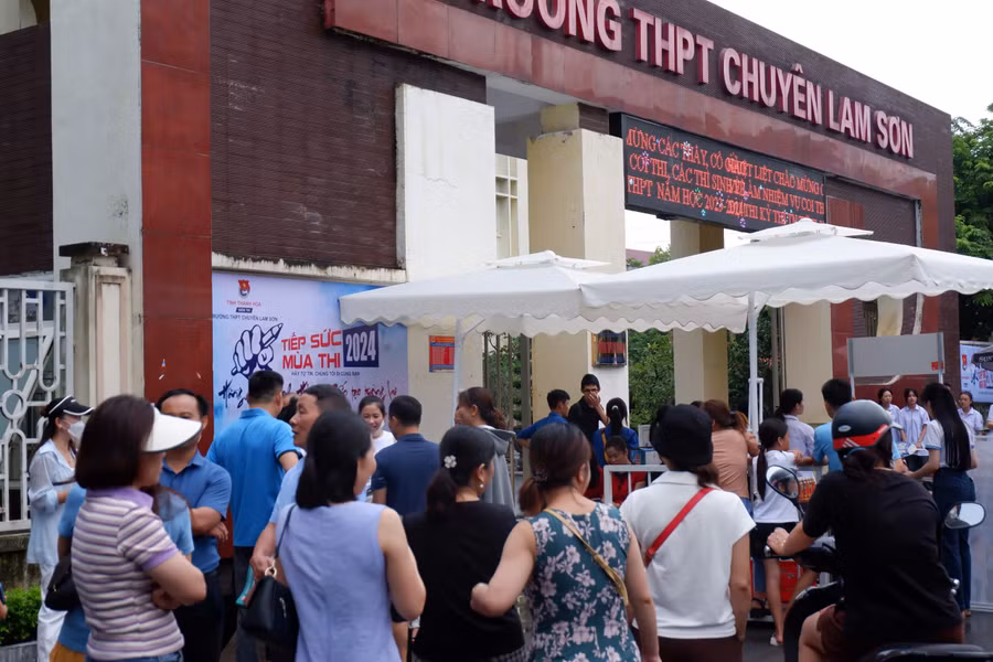 Đồng hành cùng các sĩ tử là những người làm cha, làm mẹ. Họ đứng ngồi không yên, ngóng con thi bên trong. Ghi nhận ở một số điểm thi tại TP Thanh Hoá, rất nhiều phụ huynh lo lắng, gác lại công việc để đến điểm thi chờ con.