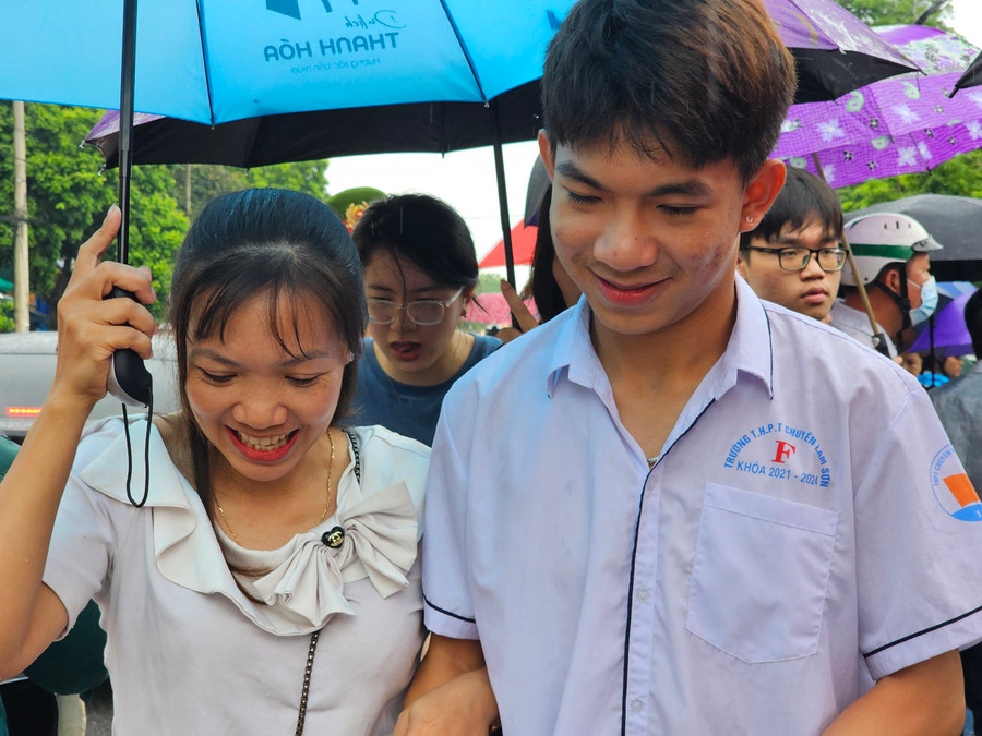 Nhiều thí sinh đánh giá đề nghị luận xã hội đề cập ý nghĩa của việc tôn trọng cá tính, phần nghị luận văn học vào bài thơ Đất nước của Nguyễn Khoa Điềm đã được ôn nhiều, không đánh đố thí sinh. Nhiều thí sinh đánh giá đề nghị luận xã hội đề cập ý nghĩa của việc tôn trọng cá tính, phần nghị luận văn học vào bài thơ Đất nước của Nguyễn Khoa Điềm đã được ôn nhiều, không đánh đố thí sinh.