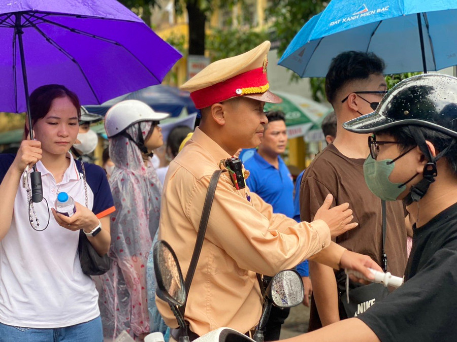 Lực lượng CSGT tại điểm thi trên địa bàn TP Sầm Sơn cũng &quot;căng mình&quot; điều tiết giao thông tránh tình trạng ùn tắc.