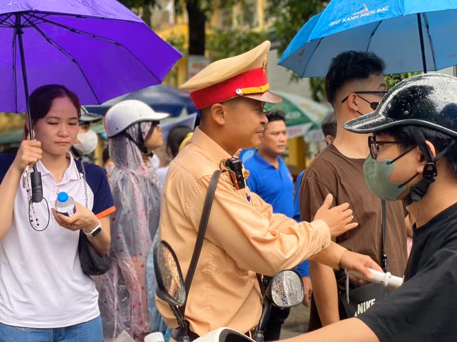 Lực lượng CSGT tại điểm thi trên địa bàn TP Sầm Sơn cũng "căng mình" điều tiết giao thông tránh tình trạng ùn tắc.
