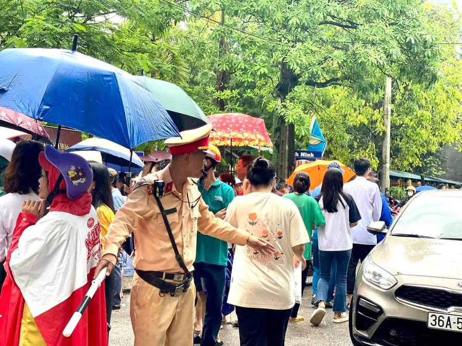 Hướng dẫn thí sinh, người dân tại khu vực thi.