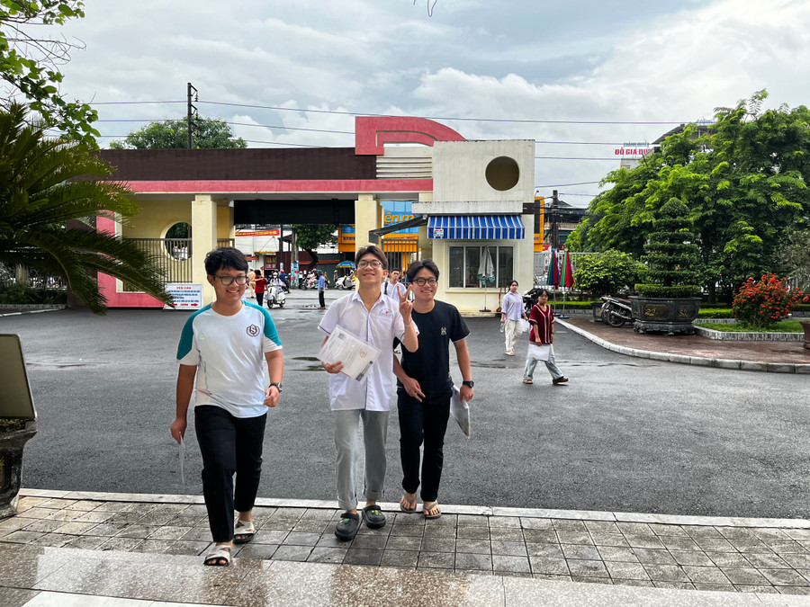 Thí sinh tự tin bước vào môn thi đầu tiên Kỳ thi tốt nghiệp THPT 2024. Thí sinh tự tin bước vào môn thi đầu tiên Kỳ thi tốt nghiệp THPT 2024.