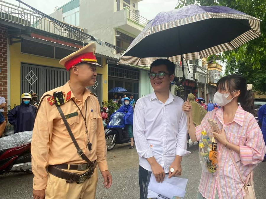 Không chỉ phân luồng, điều tiết, lực lượng CSGT còn động viên &quot;sĩ tử&quot;.