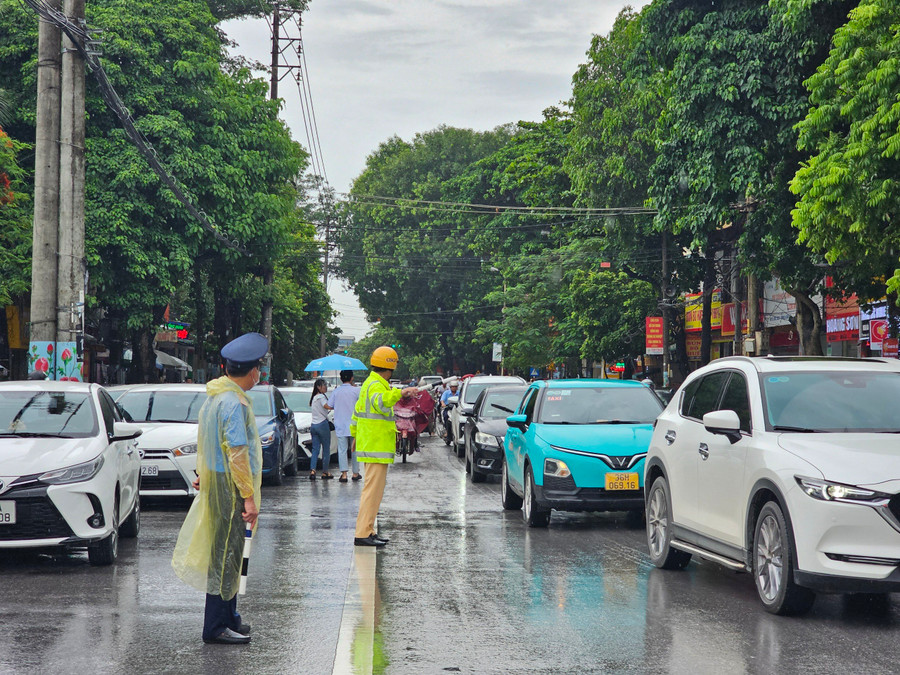 Tại vòng ngoài các điểm thi, lực lượng cảnh sát giao thông, công an TP Thanh Hoá, công an phường, thanh niên tình nguyện… có mặt từ sáng sớm để triển khai phương án phân luồng, hướng dẫn thí sinh, người thân vào điểm thi thuận lợi, tránh ùn tắc ảnh hưởng đến giờ thi.