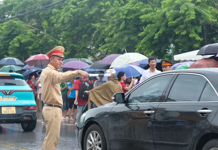 Lực lượng CSGT Thanh Hoá căng mình điều tiết giao thông thời điểm thí sinh rời khỏi phòng thi.