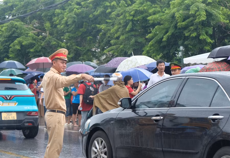 Lực lượng CSGT Thanh Hoá căng mình điều tiết giao thông thời điểm thí sinh rời khỏi phòng thi.