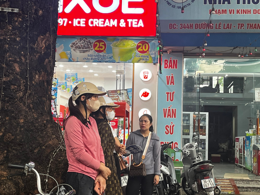 Phụ huynh đứng ngồi không yên khi con đã vào làm bài thi được nửa thời gian. Phụ huynh đứng ngồi không yên khi con đã vào làm bài thi được nửa thời gian.