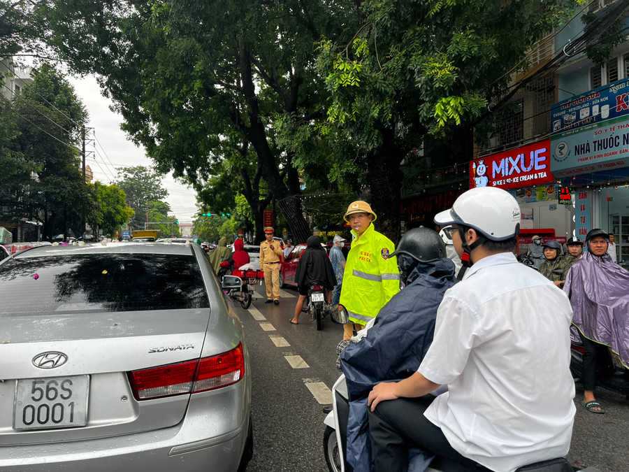 Trên cung đường Lê Lai, phường Đông Sơn (TP Thanh Hoá) có hai điểm thi nên rất đông phương tiện qua lại đưa đón thí sinh khiến lực lượng CSGT khá vất vả khi phân luồng.