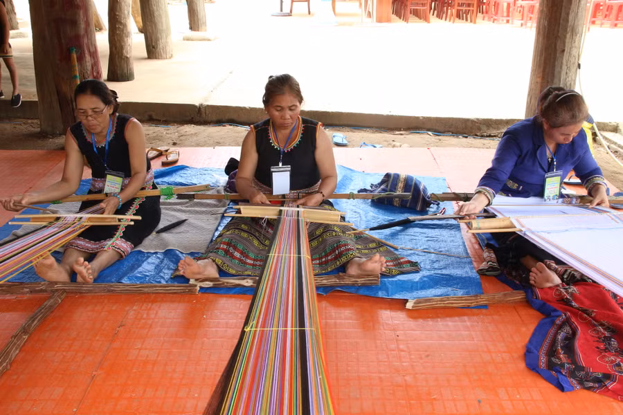  Những nghệ nhân say sưa dệt lên những tấm thổ cẩm đầy màu sắc.