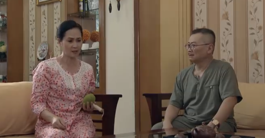 Trưởng phòng Như Ý than phiền với chồng về công ăn việc làm của cô cháu. Trưởng phòng Như Ý than phiền với chồng về công ăn việc làm của cô cháu.