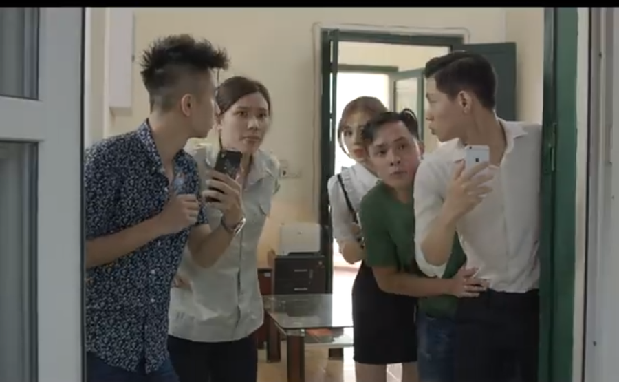 "Những nhân viên gương mẫu" tập 5: Các phòng xúm lại, thập thò xem đánh ghen. "Những nhân viên gương mẫu" tập 5: Các phòng xúm lại, thập thò xem đánh ghen.