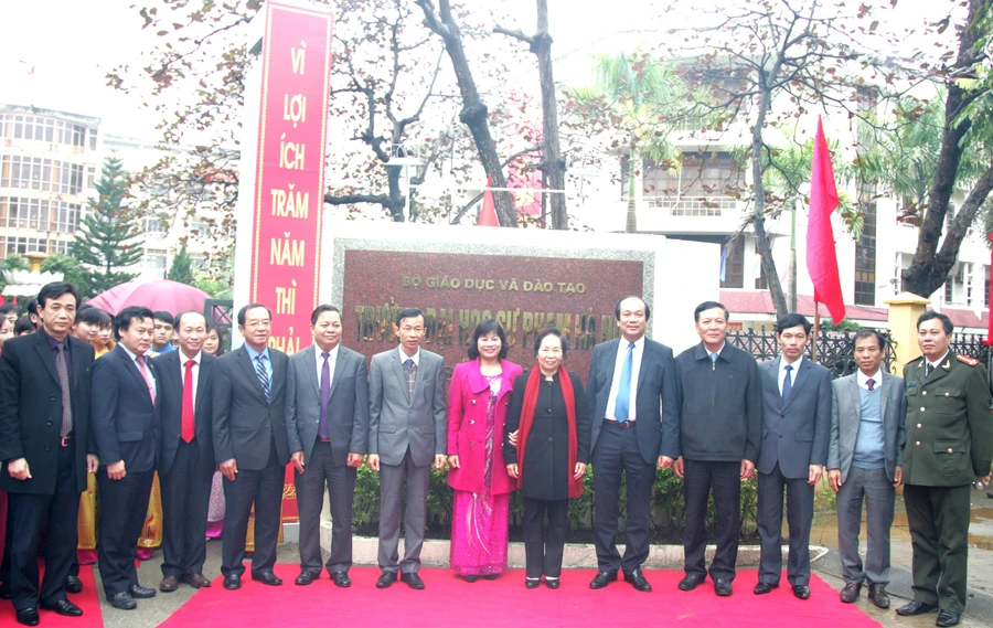 Phó Chủ tịch Nước Nguyễn Thị Doan, Bộ trưởng Phạm Vũ Luận và các vị quan khách tại tấm biển mới