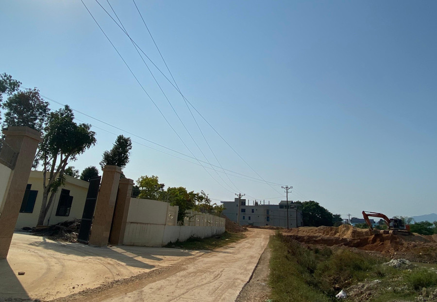 Bãi tập kết đất nằm sát Bệnh viện Đa khoa huyện Triệu Sơn. Bãi tập kết đất nằm sát Bệnh viện Đa khoa huyện Triệu Sơn.