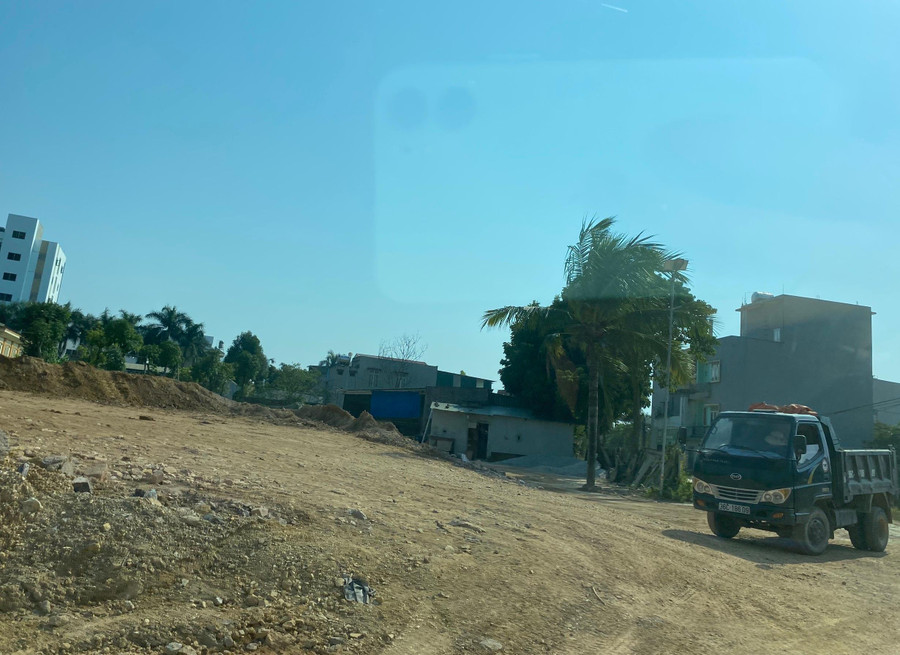 Bãi tập kết không có tường rào bao quanh, xe tải ra vào liên tục gây ô nhiễm môi trường. Bãi tập kết không có tường rào bao quanh, xe tải ra vào liên tục gây ô nhiễm môi trường.