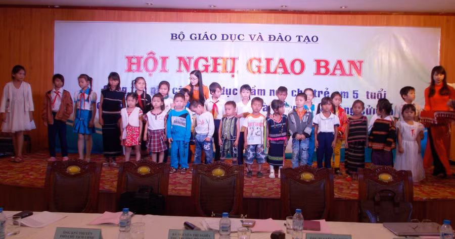 Tỉnh Kon Tum đang phấn đấu sớm đạt chuẩn phổ cập GDMN cho trẻ 5 tuổi. Tỉnh Kon Tum đang phấn đấu sớm đạt chuẩn phổ cập GDMN cho trẻ 5 tuổi.