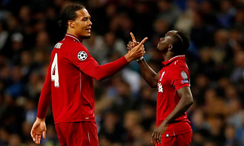 Van Dijk (trái) mừng bàn thắng cùng Mane. Cả hai đều lập công ở trận này Van Dijk (trái) mừng bàn thắng cùng Mane. Cả hai đều lập công ở trận này