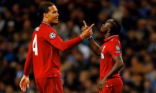 Van Dijk (trái) mừng bàn thắng cùng Mane. Cả hai đều lập công ở trận này