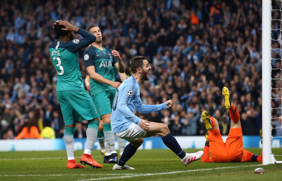 Các khán giả được chứng kiến những phút "điên rồ" trên sân Etihad với những bàn thắng liên tiếp.