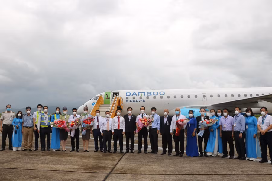 Lãnh đạo tỉnh Điện Biên đón đoàn bay thử nghiệm tại Sân bay Điện Biên Phủ