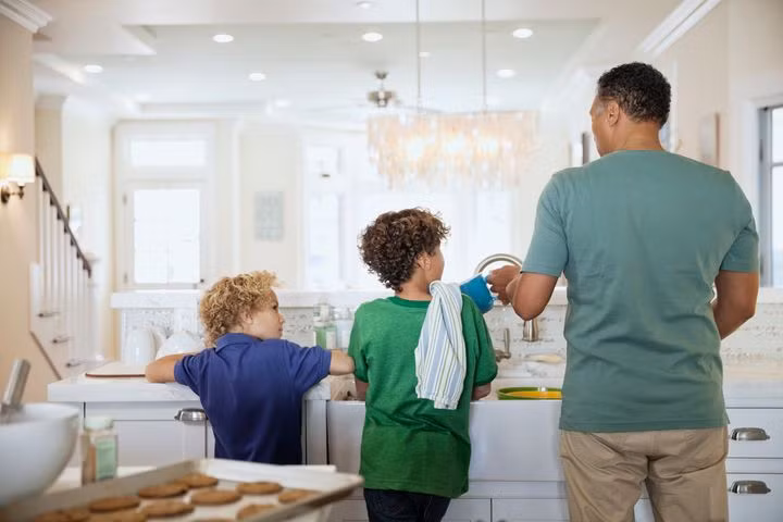 Khi trẻ học cách hoàn thành các công việc gia đình, chúng sẽ phát triển các thói quen làm việc tốt. (Ảnh: ITN).