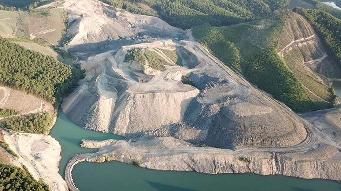 Đào bới tới hơn 30ha để lấy đất san lấp nền cho dự án chỉ rộng 3ha nằm trên sườn đồi Đào bới tới hơn 30ha để lấy đất san lấp nền cho dự án chỉ rộng 3ha nằm trên sườn đồi