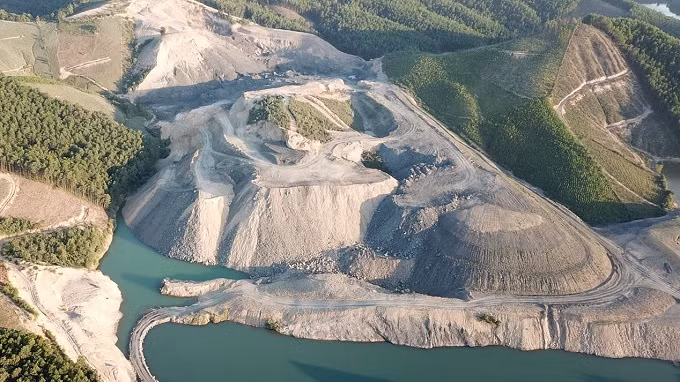 Đào bới tới hơn 30ha để lấy đất san lấp nền cho dự án chỉ rộng 3ha nằm trên sườn đồi Đào bới tới hơn 30ha để lấy đất san lấp nền cho dự án chỉ rộng 3ha nằm trên sườn đồi