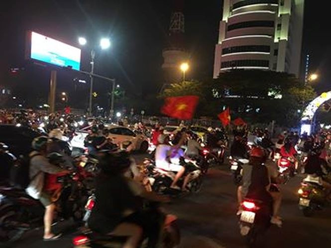 Cổ động viên xuống đường ăn mừng tuyển Việt Nam vào chung kết AFF Cup ảnh 7 Cổ động viên xuống đường ăn mừng tuyển Việt Nam vào chung kết AFF Cup - ảnh 2