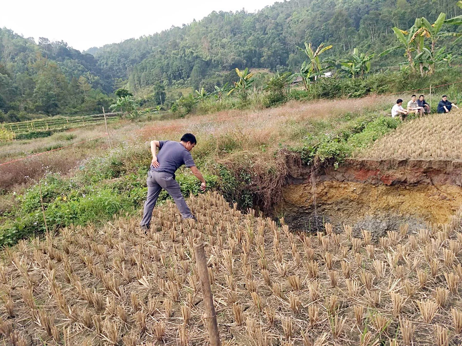 Hố tử thần hút mất cả một khoảnh ruộng