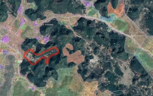 Ảnh vệ tinh do Đại học Tây Bắc cung cấp cho thấy, khoảng cách từ Tiểu đoàn 1 và Khu K4, TP Sơn La (phần đánh dấu) cách vị trí quy hoạch xây dựng nghĩa trang (màu trắng, hình con cua) chỉ khoảng 186 m