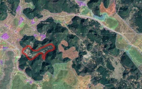 Ảnh vệ tinh do Đại học Tây Bắc cung cấp cho thấy, khoảng cách từ Tiểu đoàn 1 và Khu K4, TP Sơn La (phần đánh dấu) cách vị trí quy hoạch xây dựng nghĩa trang (màu trắng, hình con cua) chỉ khoảng 186 m