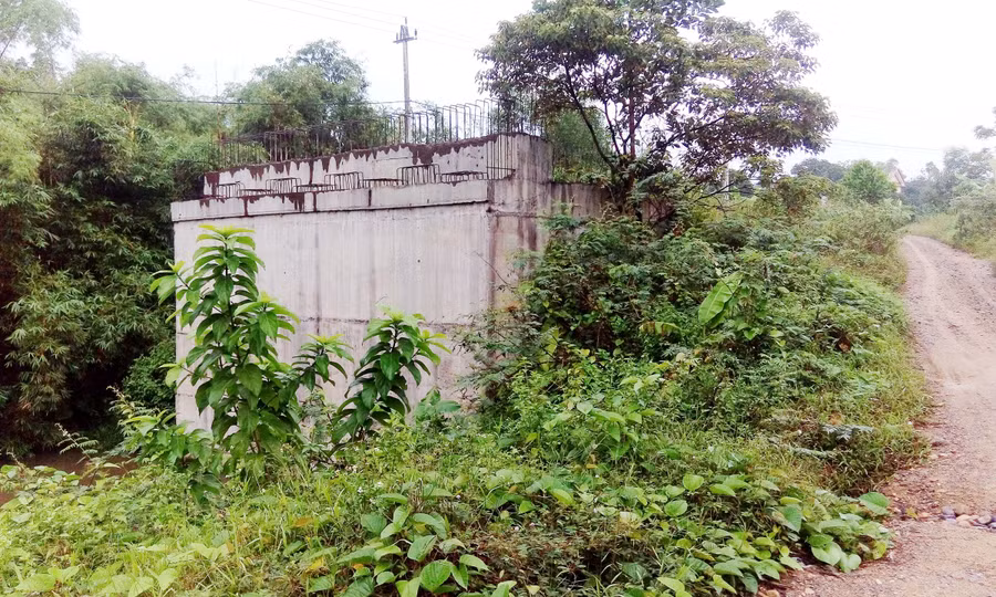 Mố cầu trên đường cứu nạn bỏ dang dở từ nhiều năm nay