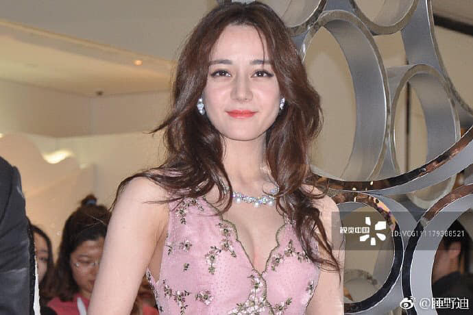 Lộ ảnh mặt nhăn nhúm, chảy xệ không ngờ của Triệu Vy, Địch Lệ Nhiệt Ba ảnh 7 Triệu Vy - Địch Lệ Nhiệt Ba lộ ảnh mặt nhăn nhúm, chảy xệ khác xa hình photoshop-7