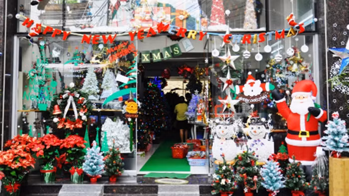 Tuy còn hơn nửa tháng nữa mới đến Noel, nhưng hiện tại thị trường này đã rất sôi động với mẫu mã đa dạng, phong phú