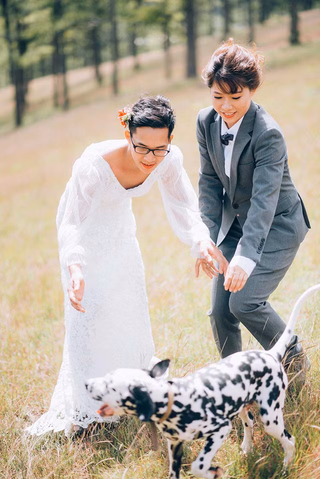 Bộ ảnh mang ý nghĩa rằng cả hai luôn đặt mình vào vị trí của người kia để cùng thấu hiểu, chia sẻ, vun vén hạnh phúc luôn tròn đầy. Tình yêu của Ngọc Sơn và Kim Anh không trải qua quá nhiều sóng gió, chênh vênh bởi hơn hết cả hai luôn trân trọng, nâng niu đối phương. Họ nhận được sự ủng hộ của cả bạn bè và gia đình hai bên.