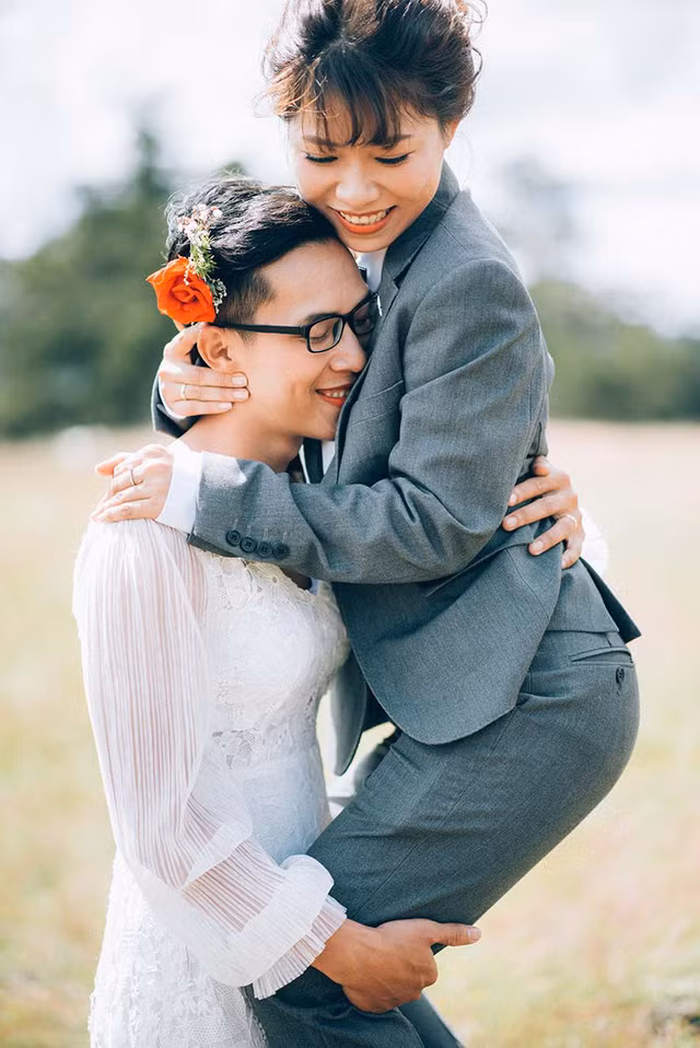 Họ quen nhau qua mạng, và chính Kim Anh là người chủ động “tấn công” Ngọc Sơn. Ban đầu họ nói chuyện như những người bạn bình thường, cùng nhau chia sẻ vui buồn trong đời sống thường nhật. Nhưng càng chuyện trò, tâm sự nhiều cả hai nhận thấy ở người kia những điều mà bấy lâu mình đang tìm kiếm. Cứ thế họ yêu nhau từ lúc nào không ai hay biết.