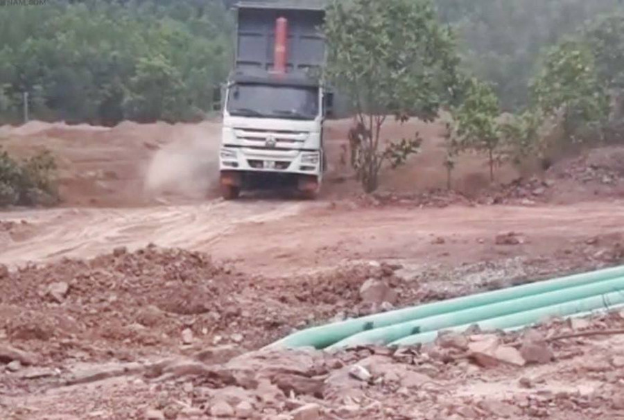 Đoàn xe chở xỉ thải đổ vào khu dân cư, vườn nhà dân gây bức xúc, ảnh: CTV