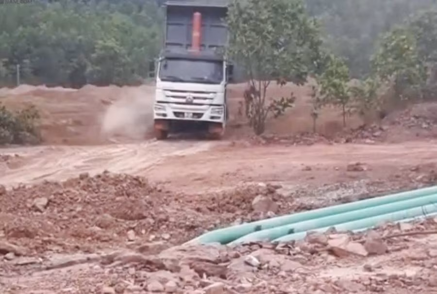 Đoàn xe chở xỉ thải đổ vào khu dân cư, vườn nhà dân gây bức xúc, ảnh: CTV